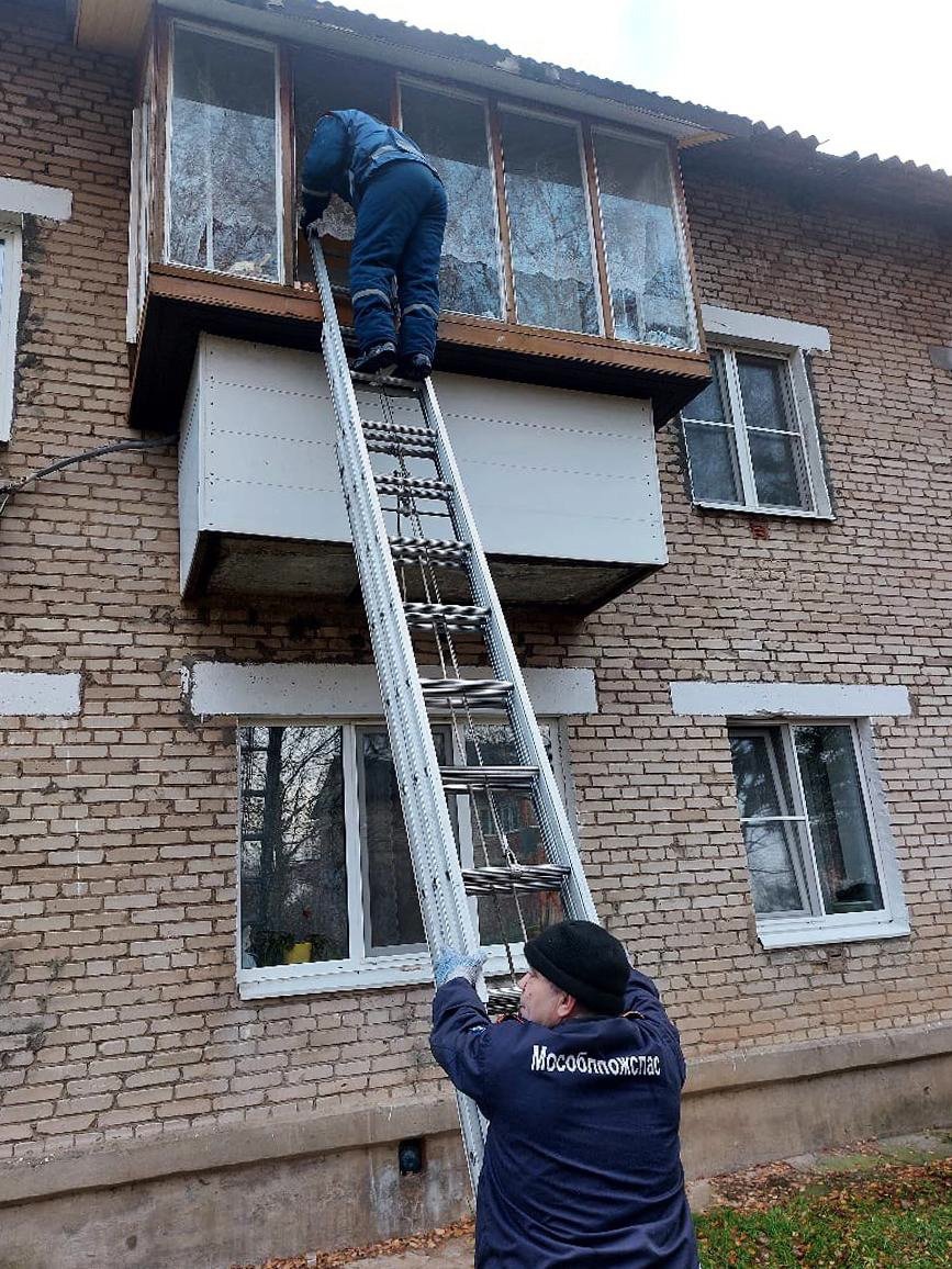 🔴Спасатели #Мособлпожспас обеспечили медикам доступ в жилье, где находился обездвиженный мужчина 
 
☎ В службу экстренных вызовов #112 обратился житель деревни Воробьево Рузского округа, который рассказал, что, находясь дома, почувствовал себя плохо, упал